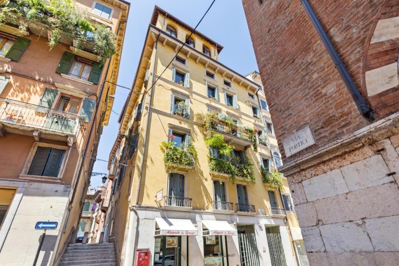 Verona Centro Piazza Erbe Bagian luar foto